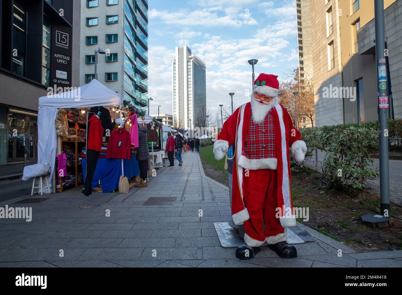12-08-2022 Milan, Italie. Mannequin du Père Noël pour attirer un petit marché de Noël Banque D'Images