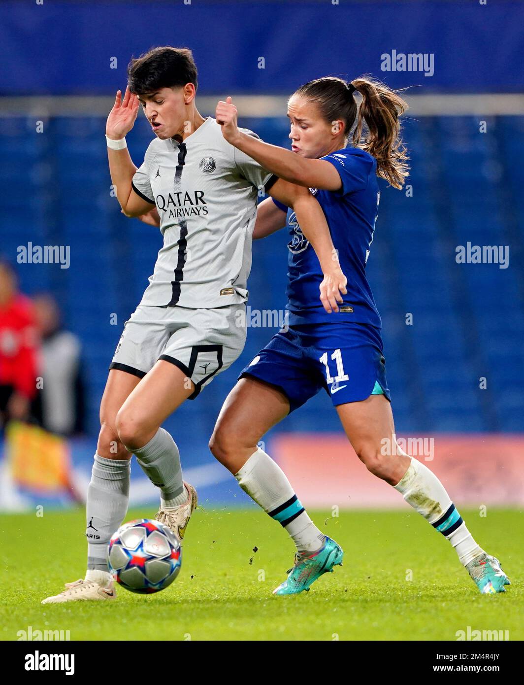 Elisa de Almeida (à gauche) de Paris Saint-Germain et Guro Reiten de Chelsea se battent pour le ballon lors du match a de l'UEFA Women's Champions League Group à Stamford Bridge, Londres. Date de la photo: Jeudi 22 décembre 2022. Banque D'Images Elisa de Almeida (à gauche) de Paris Saint-Germain et Guro Reiten de Chelsea se battent pour le ballon lors du match a de l'UEFA Women's Champions League Group à Stamford Bridge, Londres. Date de la photo: Jeudi 22 décembre 2022. Banque D'Images