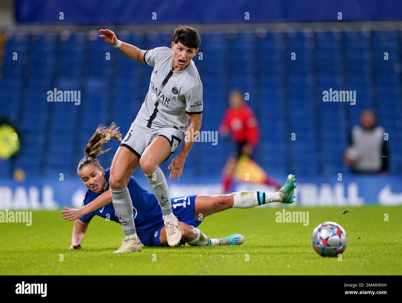 Le Guro Reiten de Chelsea se démène tout en luttant pour le ballon contre Elisa de Almeida de Paris Saint-Germain lors du match a de l'UEFA Women's Champions League Group À Stamford Bridge, Londres. Date de la photo: Jeudi 22 décembre 2022. Banque D'Images Le Guro Reiten de Chelsea se démène tout en luttant pour le ballon contre Elisa de Almeida de Paris Saint-Germain lors du match a de l'UEFA Women's Champions League Group À Stamford Bridge, Londres. Date de la photo: Jeudi 22 décembre 2022. Banque D'Images