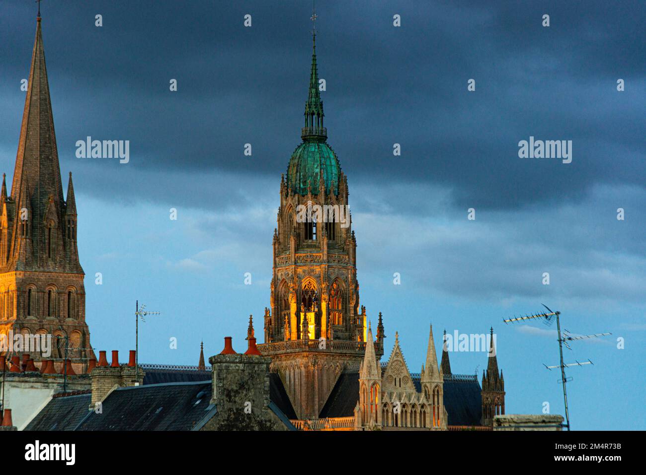 Tours de la cathédrale notre-Dame de Bayeaux au crépuscule Banque D'Images