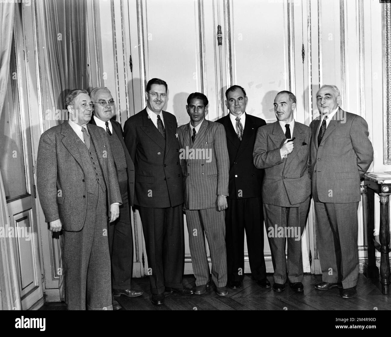 Paul porter reçoit le chef du travail indien G. D. Sukhee. Photographies des programmes du Plan Marshall, des pièces justificatives et du personnel Banque D'Images