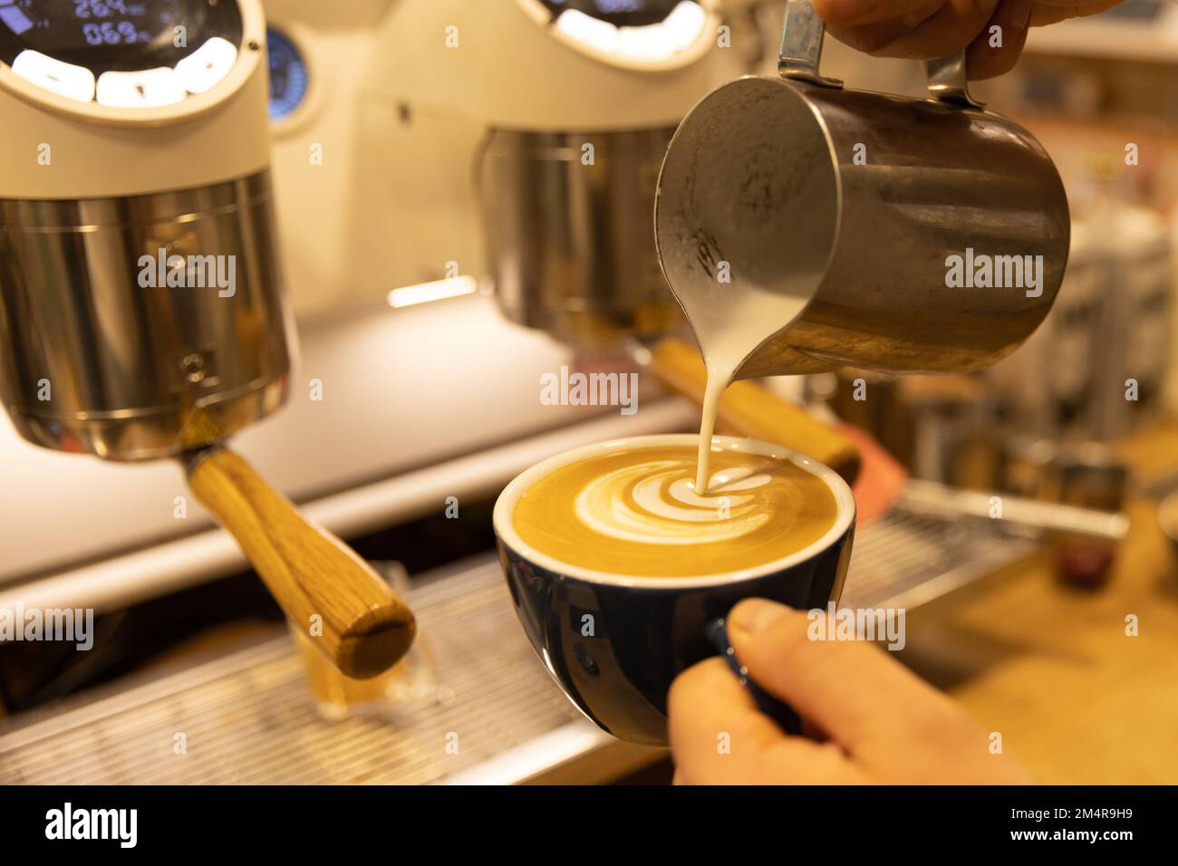 latte en train d'être fait avec de beaux latte art Banque D'Images