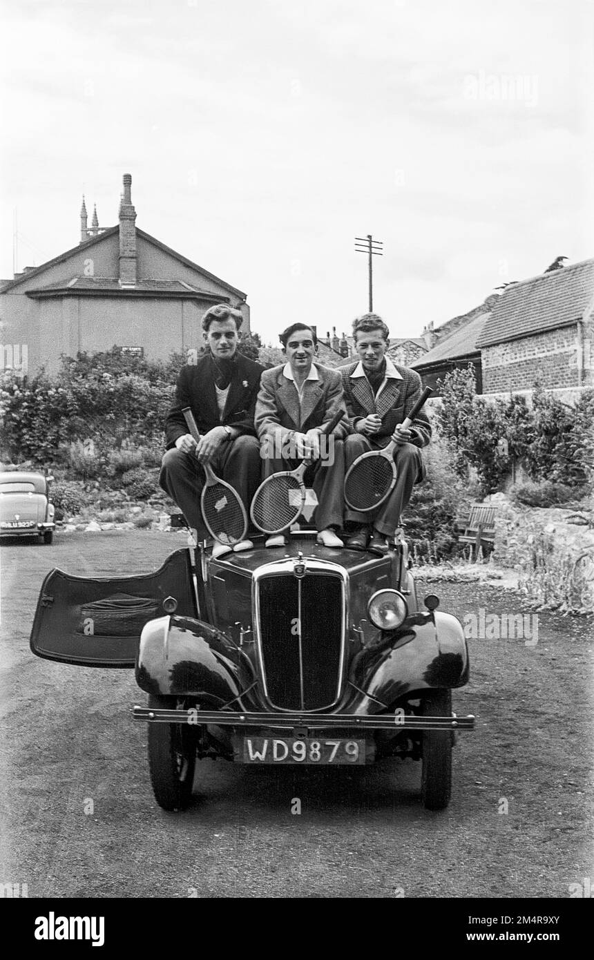 Assis sur le toit de la voiture Banque d'images noir et blanc - Alamy