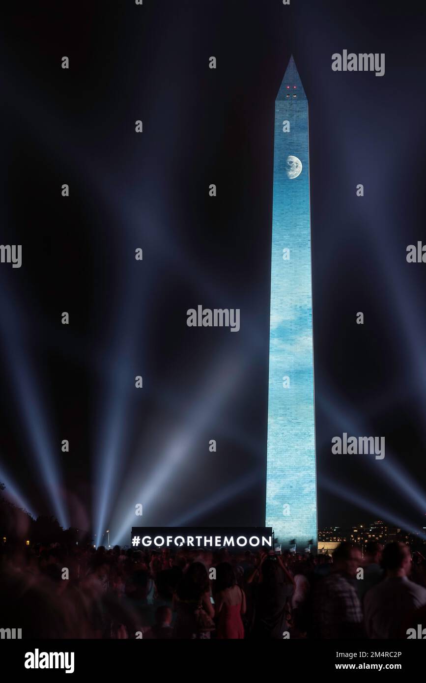 La lune est exposée sur le Washington Monument lors de l'événement #GoForTheMoon sur le National Mall. Banque D'Images