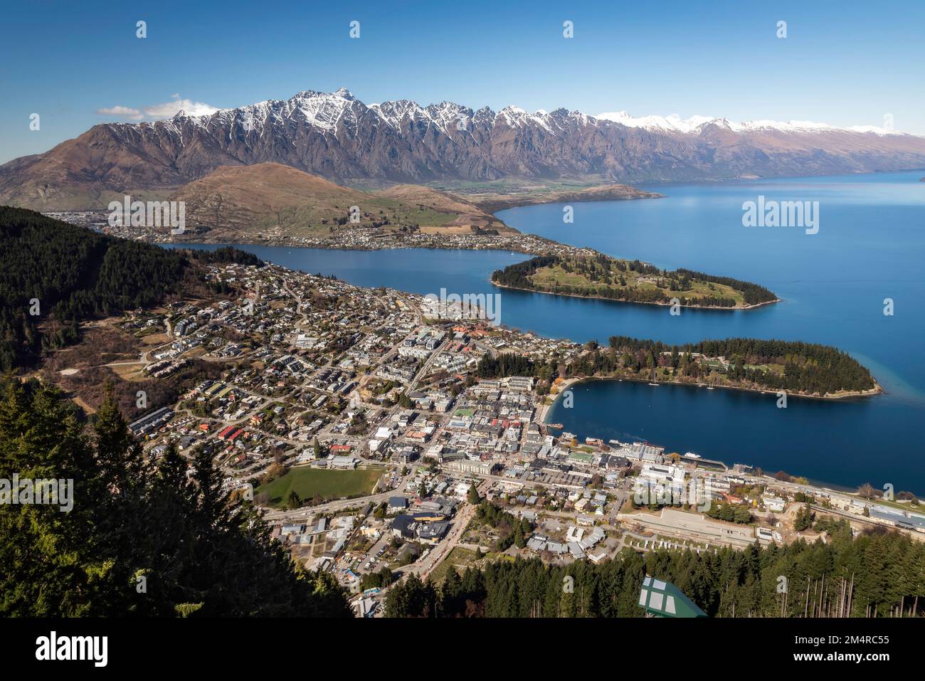 Une vue sur Queenstown, Nouvelle-Zélande avec les Remarkables en arrière-plan et le lac Wakatipu Banque D'Images