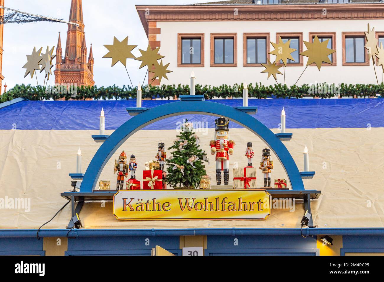 Wiesbaden, Allemagne - 21 décembre 2022 : emblème des boutiques Käthe Wohlfahrt du marché de Christkindl, le marché des étoiles de tir de Wiesbaden, Allemagne. Banque D'Images