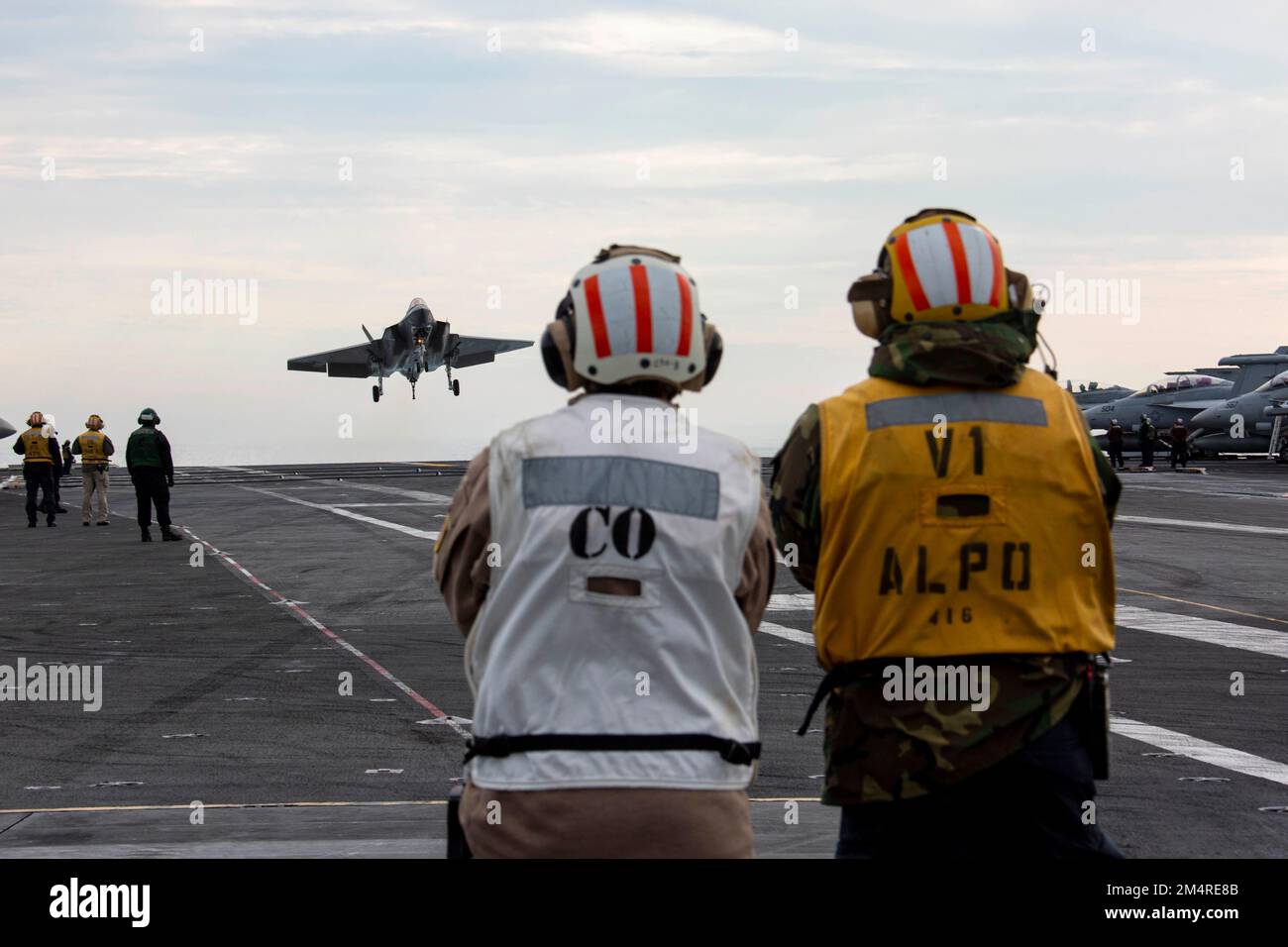 221217-N-MU675-1258 OCÉAN PACIFIQUE (17 décembre 2022) Capt Amy Bauernschmidt, à gauche, commandant du porte-avions de la classe Nimitz USS Abraham Lincoln (CVN 72), de Milwaukee, Et le compagnon (manutention) 1st de classe Andrew Carrier, de Memphis, au Tennessee, observe un F-35C Lightning II, affecté à Strike Fighter Squadron (VFA) 125, se prépare à faire un atterrissage arrêté sur le pont de vol. Abraham Lincoln mène actuellement des opérations de routine dans la flotte américaine 3rd. (É.-U. Navy photo par Mass communication Specialist 3rd Class Han Puyu) Banque D'Images