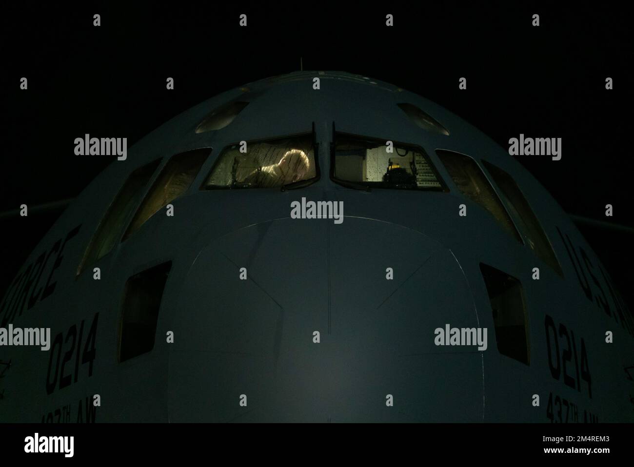 Les membres de l'équipage de l'escadron de transport aérien 15th commencent les préparatifs de vol à bord d'un C-17 Globemaster III à la base conjointe Charleston, S.C., le 15 décembre 2022, en vue d'une prochaine mission agile d'emploi au combat. L'emploi agile au combat déplace la production d'énergie aérienne de grandes bases centralisées en tirant parti du C-17 pour projeter, connecter, manœuvrer et soutenir les personnes, le fret et l'équipement sur de grandes distances. (É.-U. Photo de la Force aérienne par Tech. Le sergent James Cason) Banque D'Images