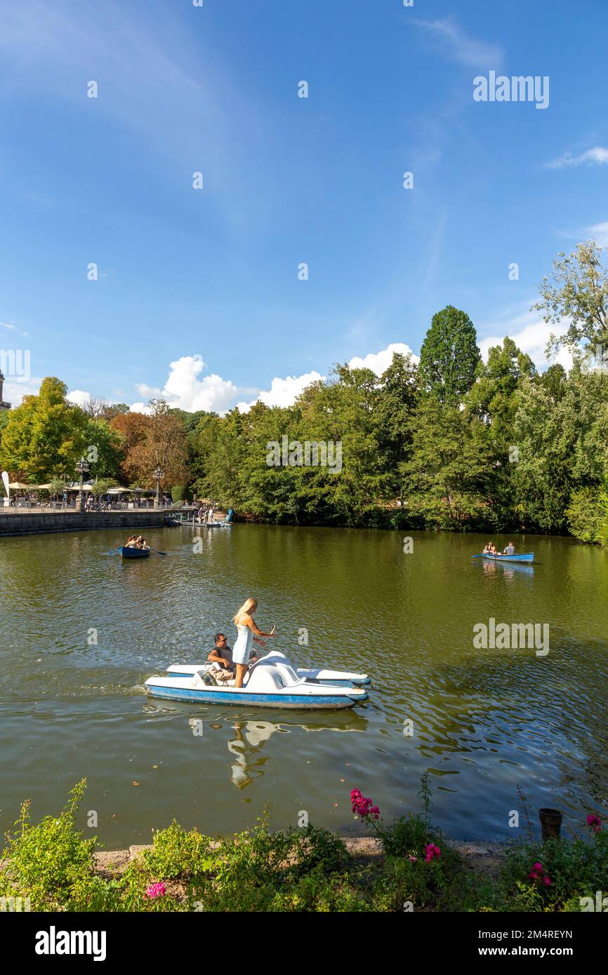 Wiesbaden, Allemagne -4 septembre 2022: Les gens s'amusent à pagayer avec le pédalo dans le parc de loisirs public de Wiesbaden, Allemagne. Banque D'Images