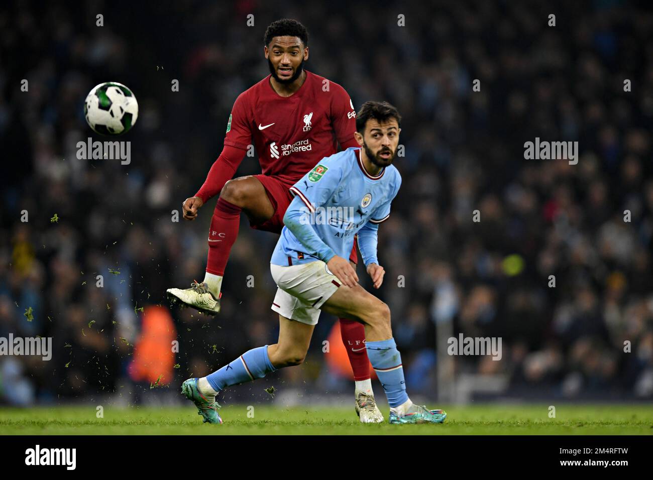 Etihad Stadium, Manchester, Royaume-Uni. 22nd décembre 2022. Carabao Cup  football, Manchester City contre Liverpool; Bernardo Silva de Manchester  City et Joe Gomez de Liverpool gardent les yeux sur le ballon Credit: Action