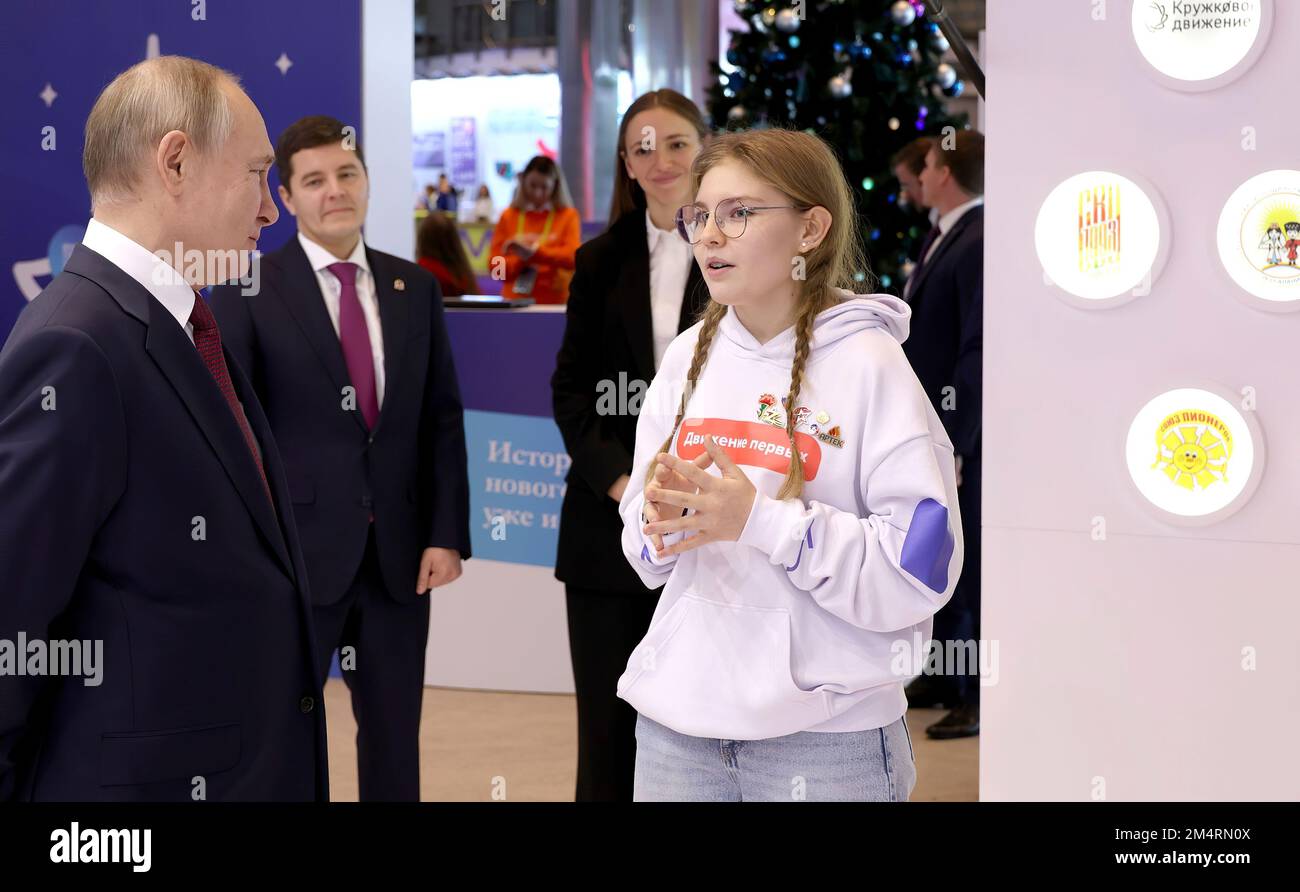 Vladimir Poutine a visité la zone de projet du Centre de la jeunesse au Manezh Central Exhibition Hall de Moscou, en Russie, et a participé à la campagne de charité arbre du nouvel an des voeux. Pour la première fois aujourd'hui, Poutine a qualifié son « opération militaire spéciale » de « guerre ». (Photo : Bureau du Président russe) Banque D'Images