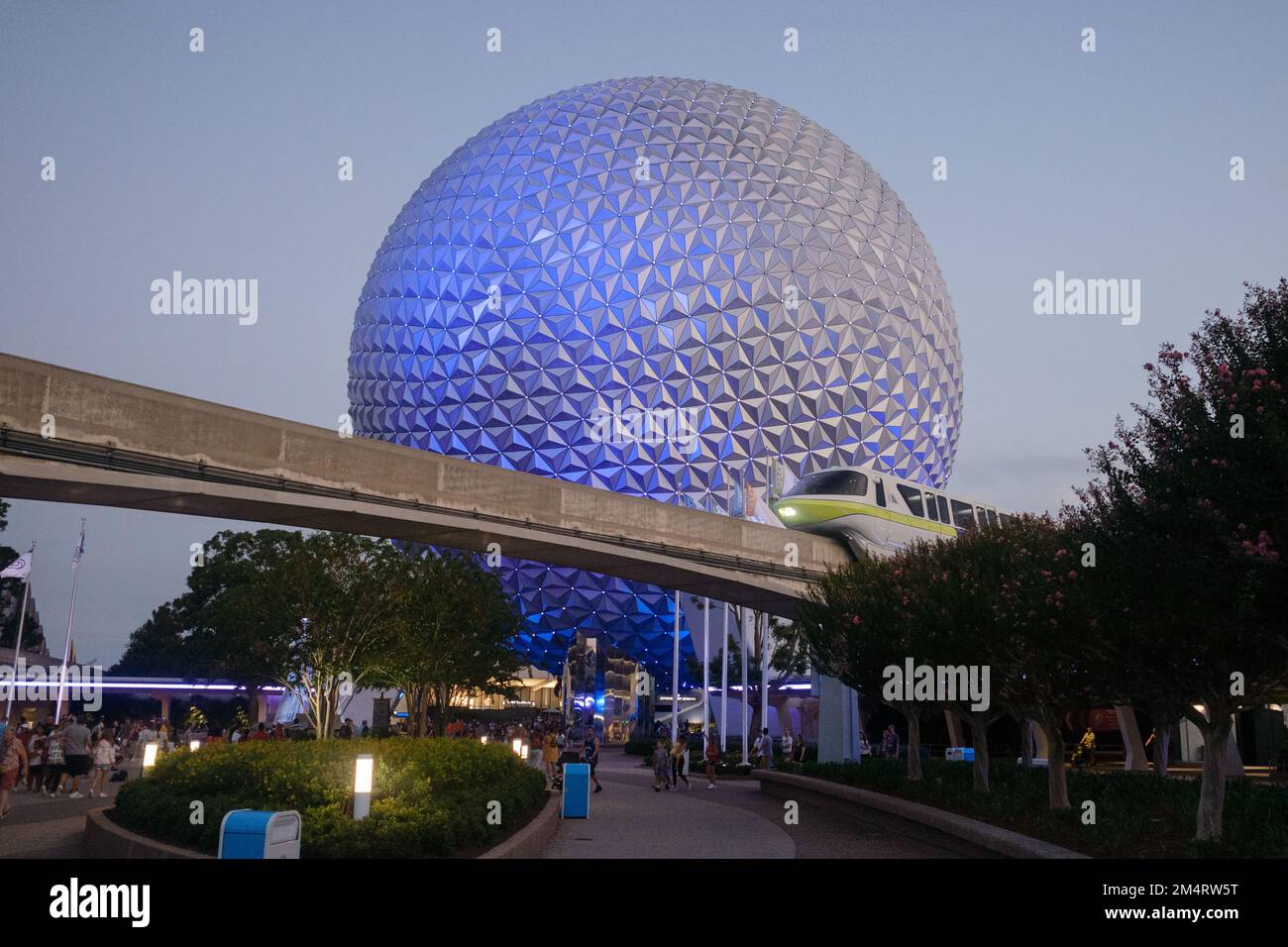 Un vaisseau spatial Terre à Epcot avec train Monorail pendant le coucher du soleil Banque D'Images