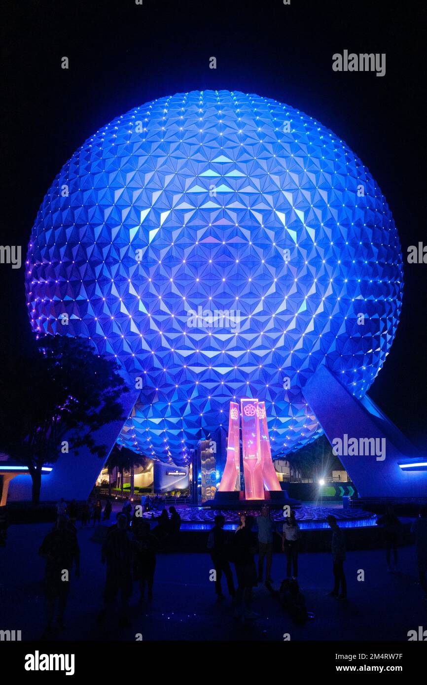 Un vaisseau spatial Earth à Epcot s'illumine la nuit à Orlando Banque D'Images