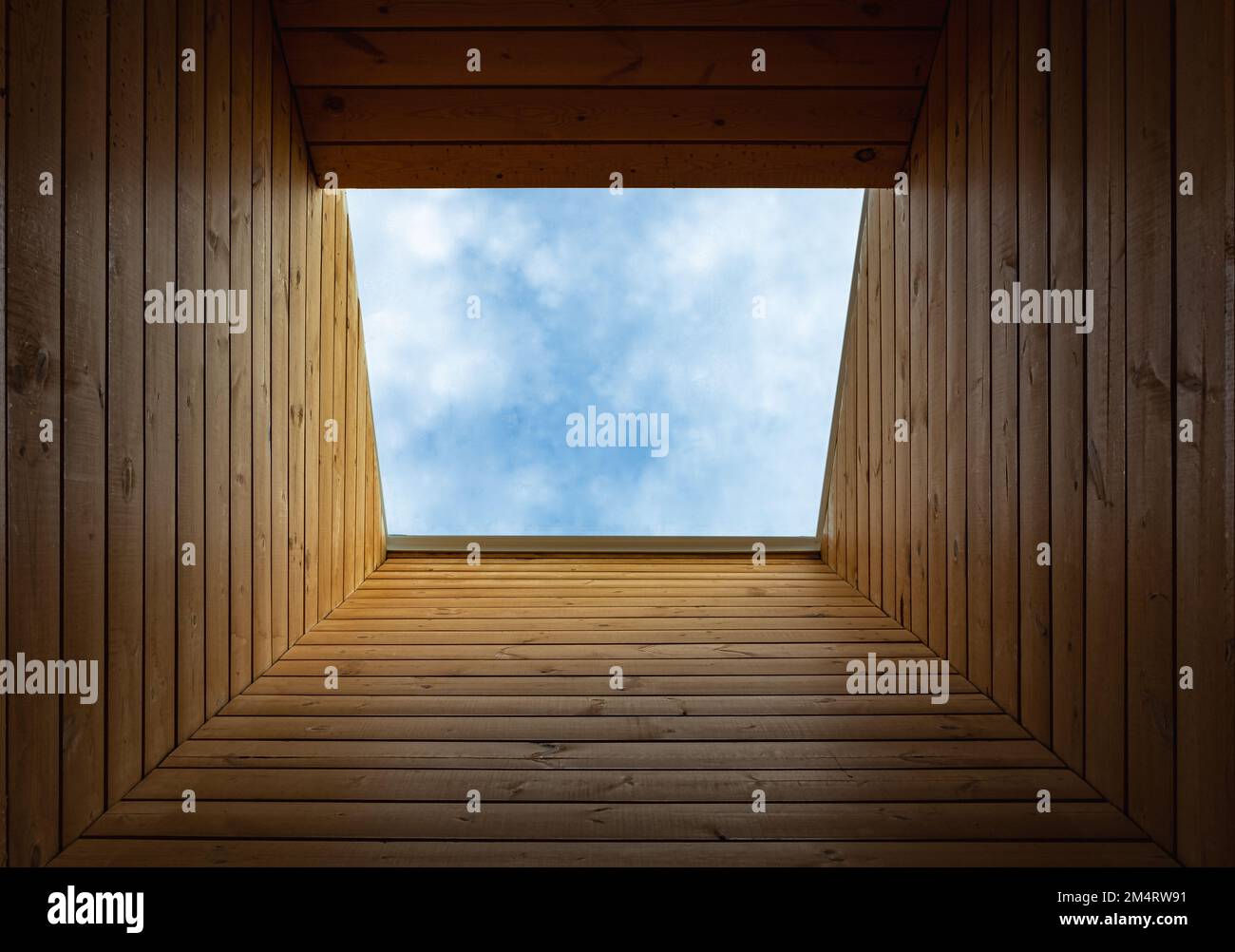 Extension de toit, vitre de toit. Fenêtre Dormer dans un plafond mansardé en bois donnant sur le ciel bleu. La lumière du soleil entre dans la pièce par une fenêtre de grenier en W Banque D'Images