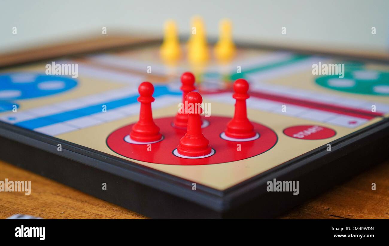 Family Ludo Desk Jeu De Société En Bois Sur Fond Blanc. Rendu 3d