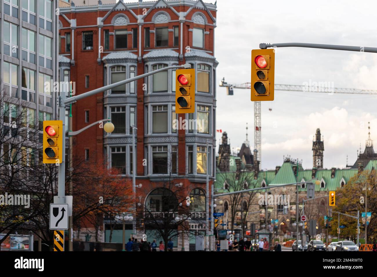 Ottawa, Canada - 5 novembre 2022 : rue animée dans le quartier du centre-ville d'Ottawa au Canada. Paysage urbain avec feux de signalisation et bâtiments historiques. Banque D'Images