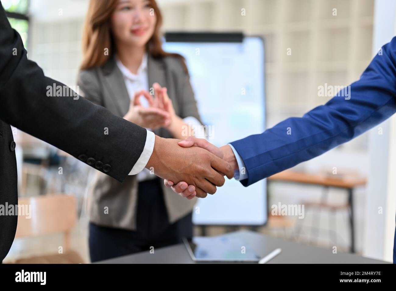 Deux hommes d'affaires prospères se secouent la main après une réunion d'entreprise. réussi, partenariat, bienvenue, Félicitations. gros plan Banque D'Images