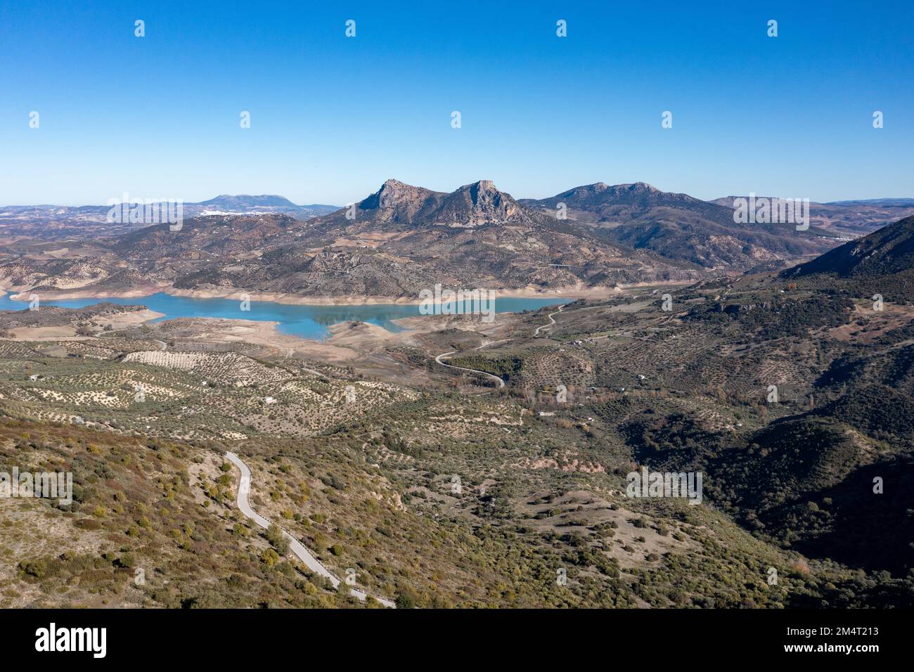 Le lac bleu à Zahara de la Sierra dans le parc naturel Sierra de Grazalema, province de Cadix, Malaga, Andalousie, Espagne Banque D'Images