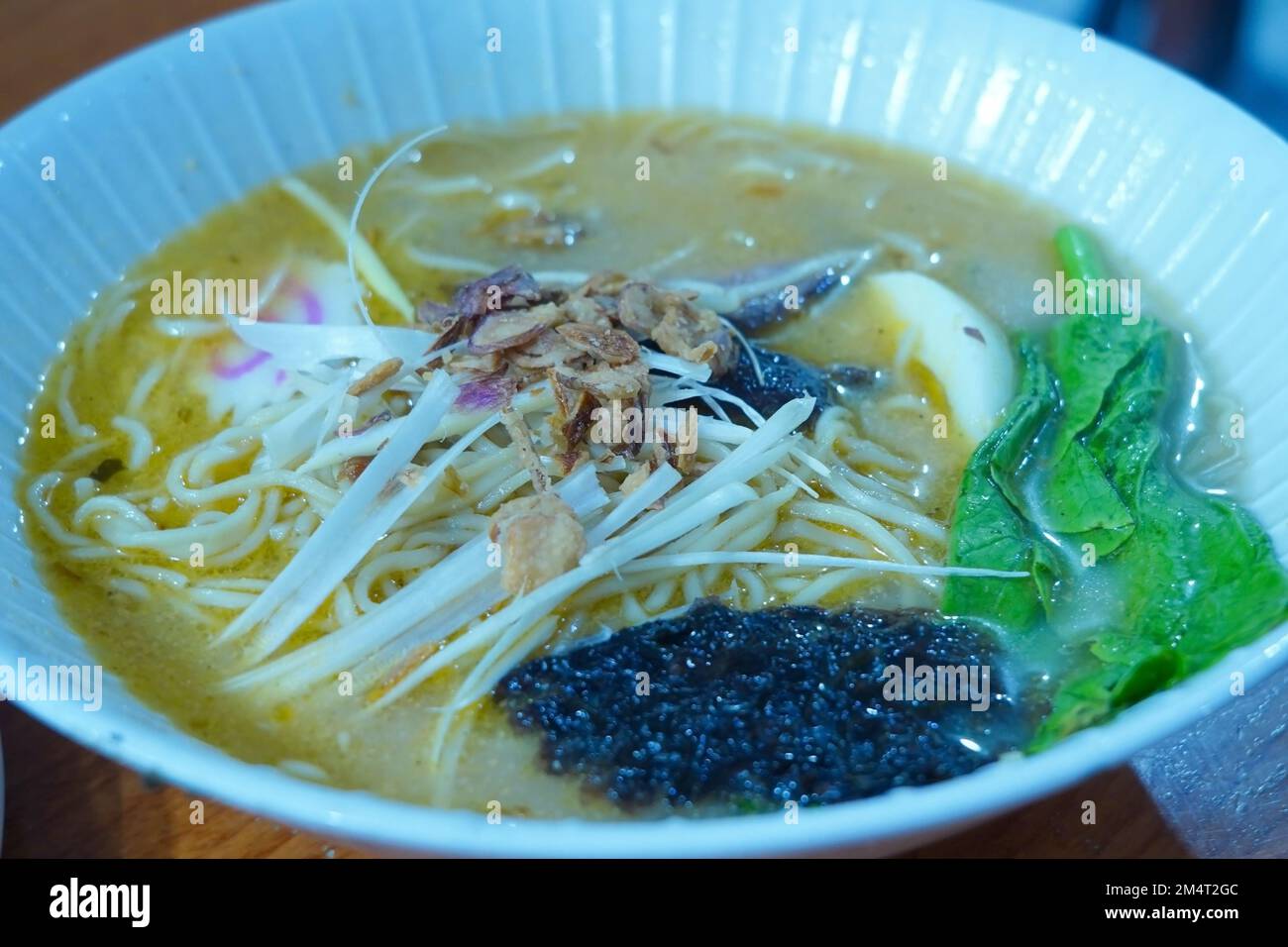 Miso ramen dans un bol servi au restaurant Banque D'Images