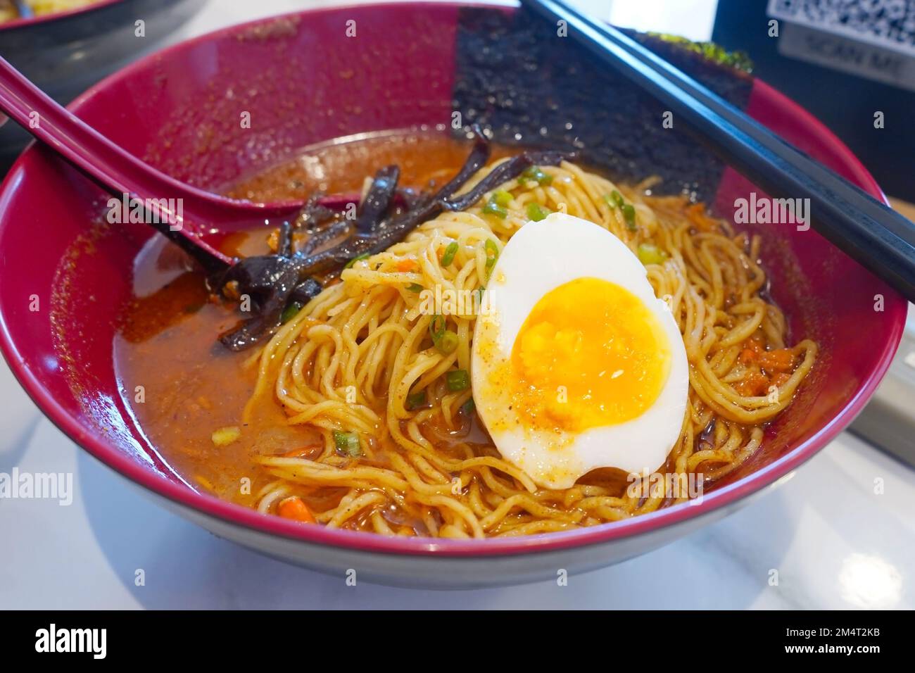 Miso ramen dans un bol servi au restaurant Banque D'Images