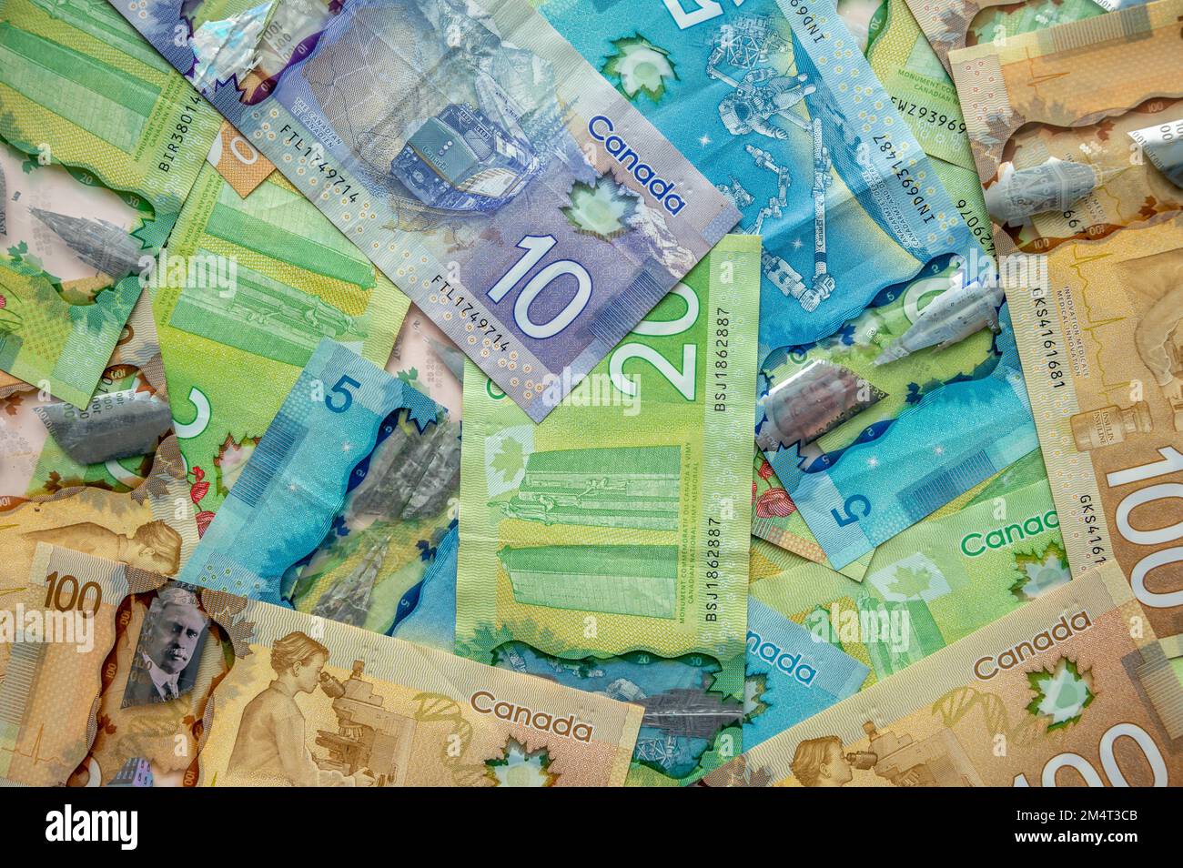 Calgary (Alberta) - 21 décembre 2022 : contexte de divers billets canadiens, dont des billets de vingt, dix, cinq et cent dollars. Banque D'Images