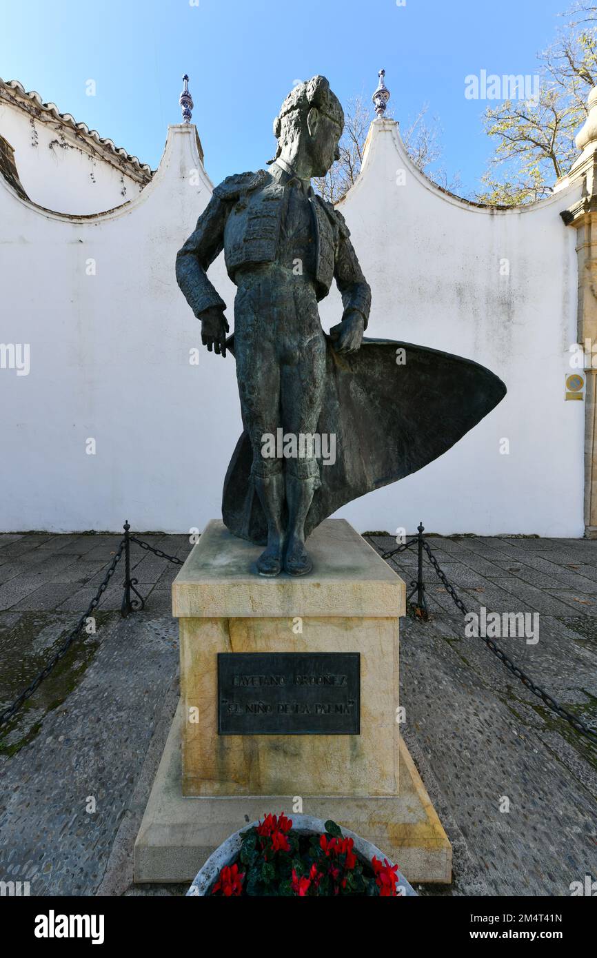 Ronda, Andalousie, Espagne - Déc 1 2021 : statue extérieure de l'arôrieur Antonio Ordonez devant l'arène de taureaux de taureaux Banque D'Images
