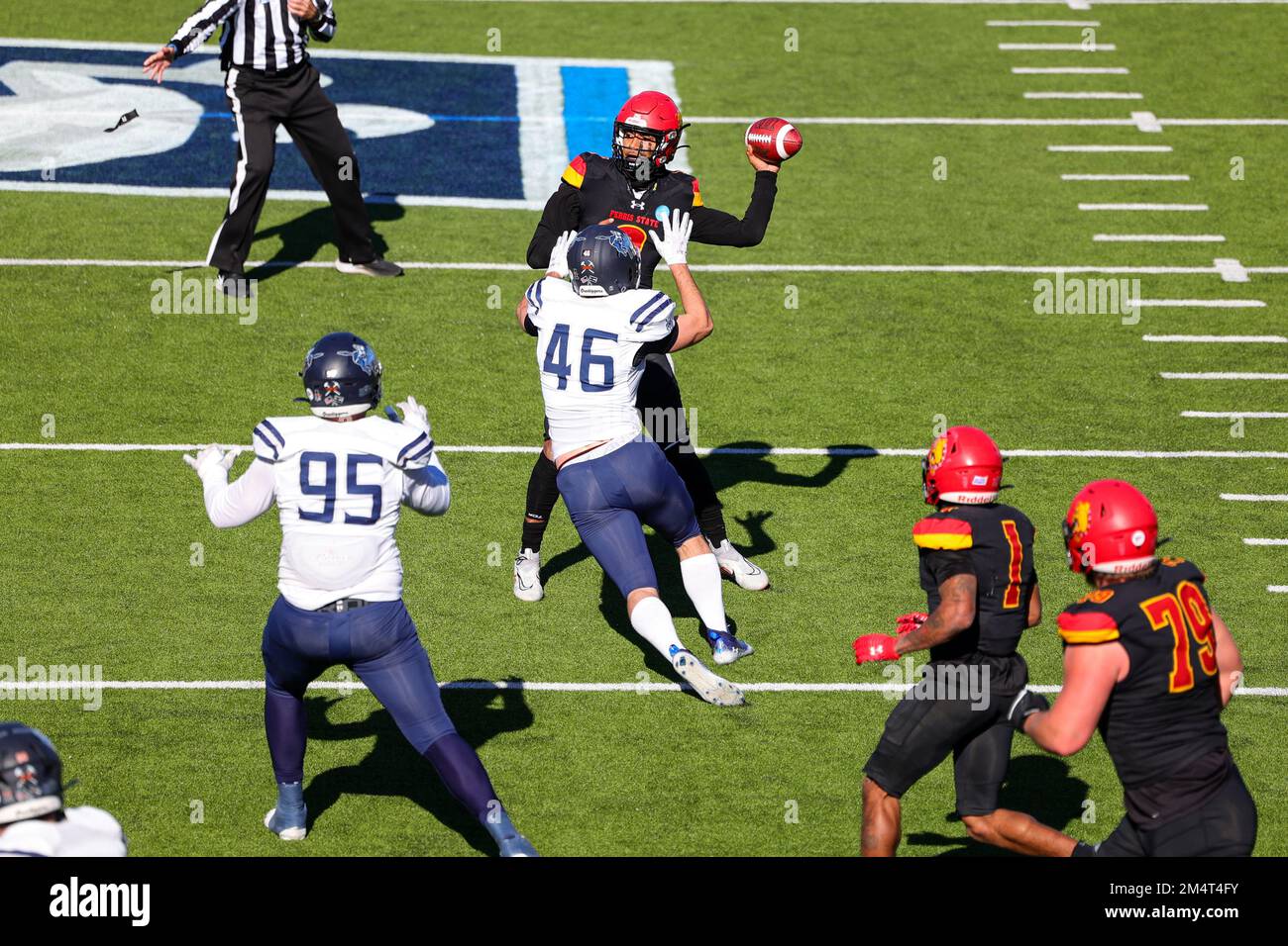 Ferris State Bulldogs Quarterback Mylik Mitchell (0) fait un passage sous pression par Colorado School of Mines Orediggers linebacker Nolan Reeve (46) du Banque D'Images