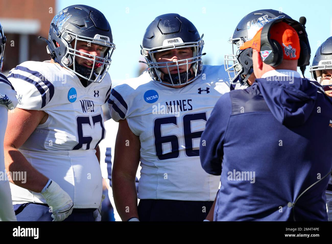 Colorado School of Mines Orediggers les hommes de ligne offensifs Caleb Marlatt (67) et NIC Van de Graaf (66) viennent sur la touche pendant la NCAA Division II n Banque D'Images Colorado School of Mines Orediggers les hommes de ligne offensifs Caleb Marlatt (67) et NIC Van de Graaf (66) viennent sur la touche pendant la NCAA Division II n Banque D'Images