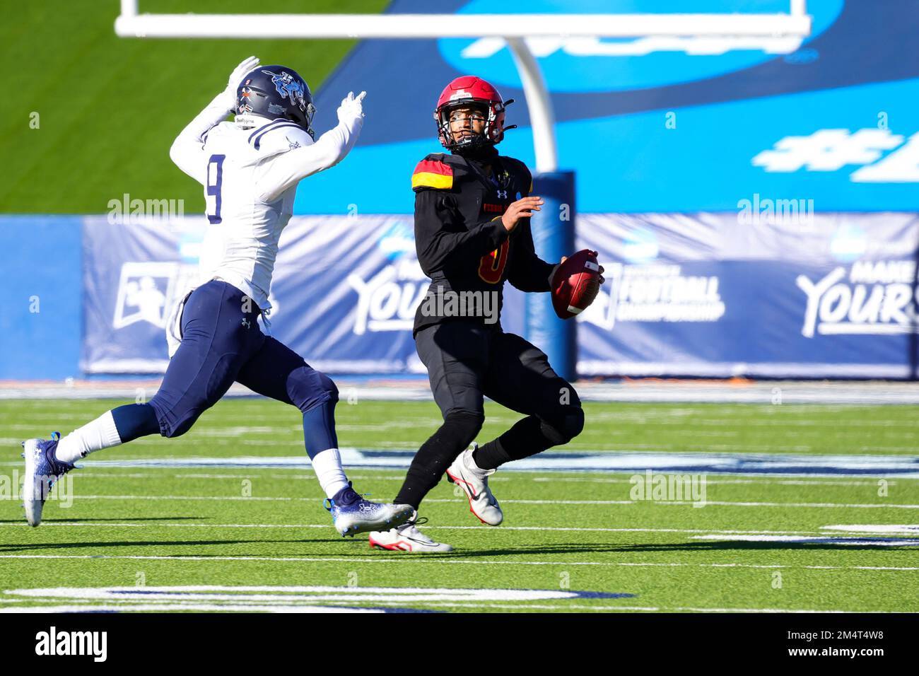 Le quarterback des Bulldogs de l'État de Ferris Mylik Mitchell (0) semble passer au cours du troisième trimestre du championnat national de la NCAA de la division II Banque D'Images