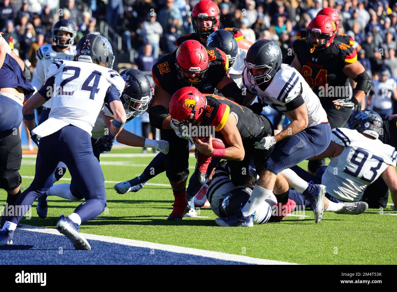 Ferris State Bulldogs Carson Gulker (12) est arrêté juste en deçà de la ligne de but par la Colorado School of Mines Orediggers linebacker Nolan Reeve (46) dur Banque D'Images