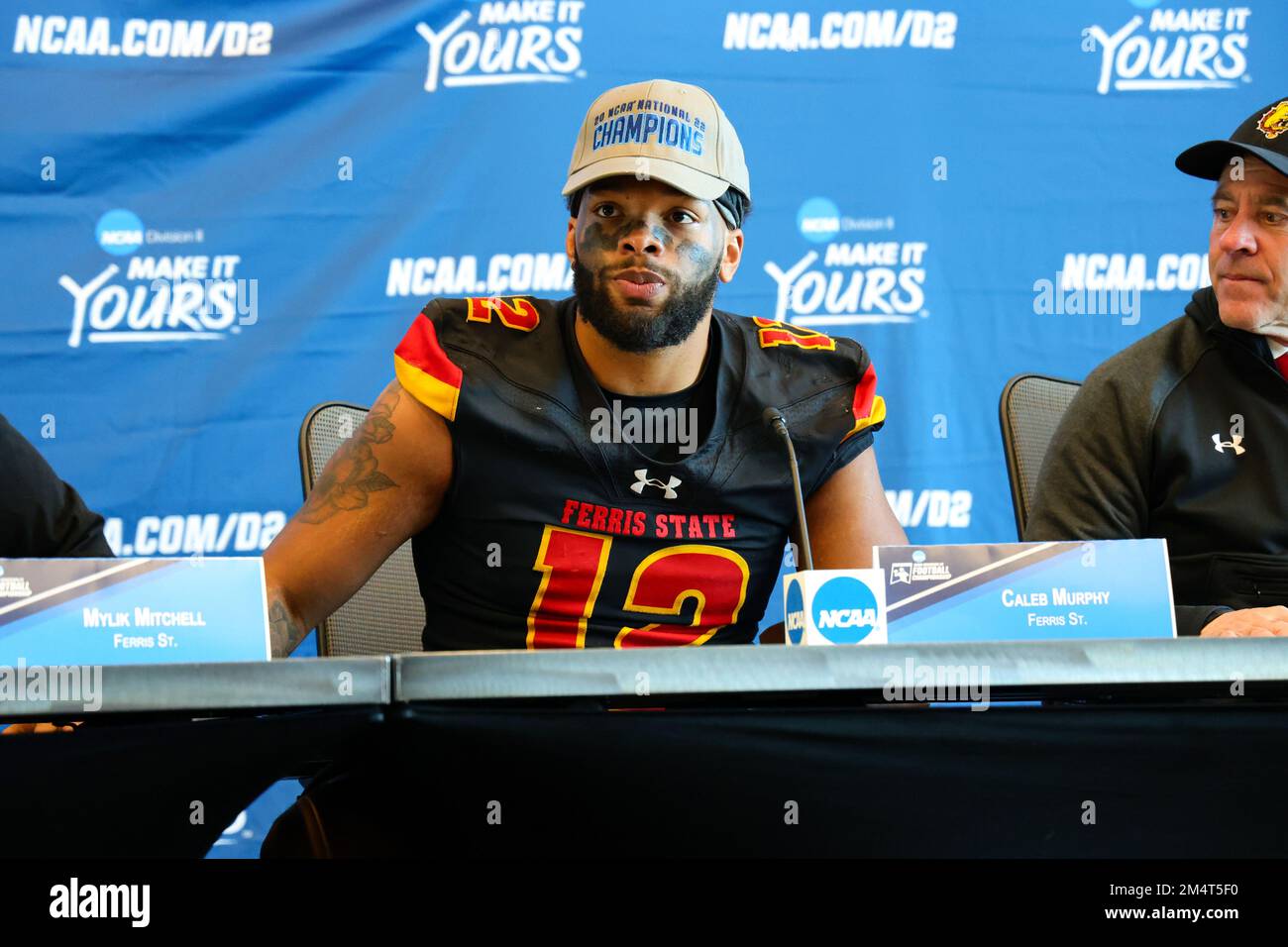 Ferris State Bulldogs Caleb Murphy (12) lors de la conférence de presse après avoir remporté le championnat national de football universitaire de division II de la NCAA 41- Banque D'Images