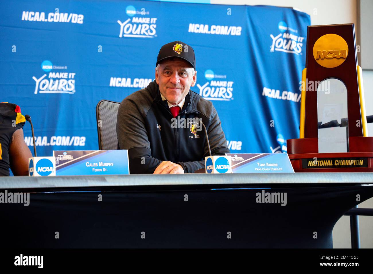 Tony Annese, entraîneur-chef de Ferris State Bulldogs, lors de la conférence de presse, après avoir remporté le championnat national de football de la NCAA Division II Banque D'Images