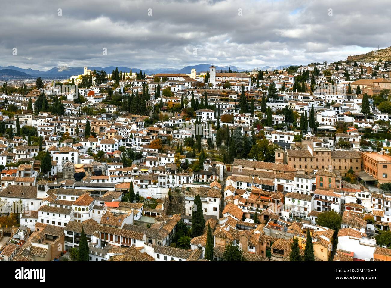 Panorama du quartier El Albaicin à Grenade, Andalousie, Espagne, illustrée de la Torre del Cubo Alacazaba dans la forteresse. Banque D'Images