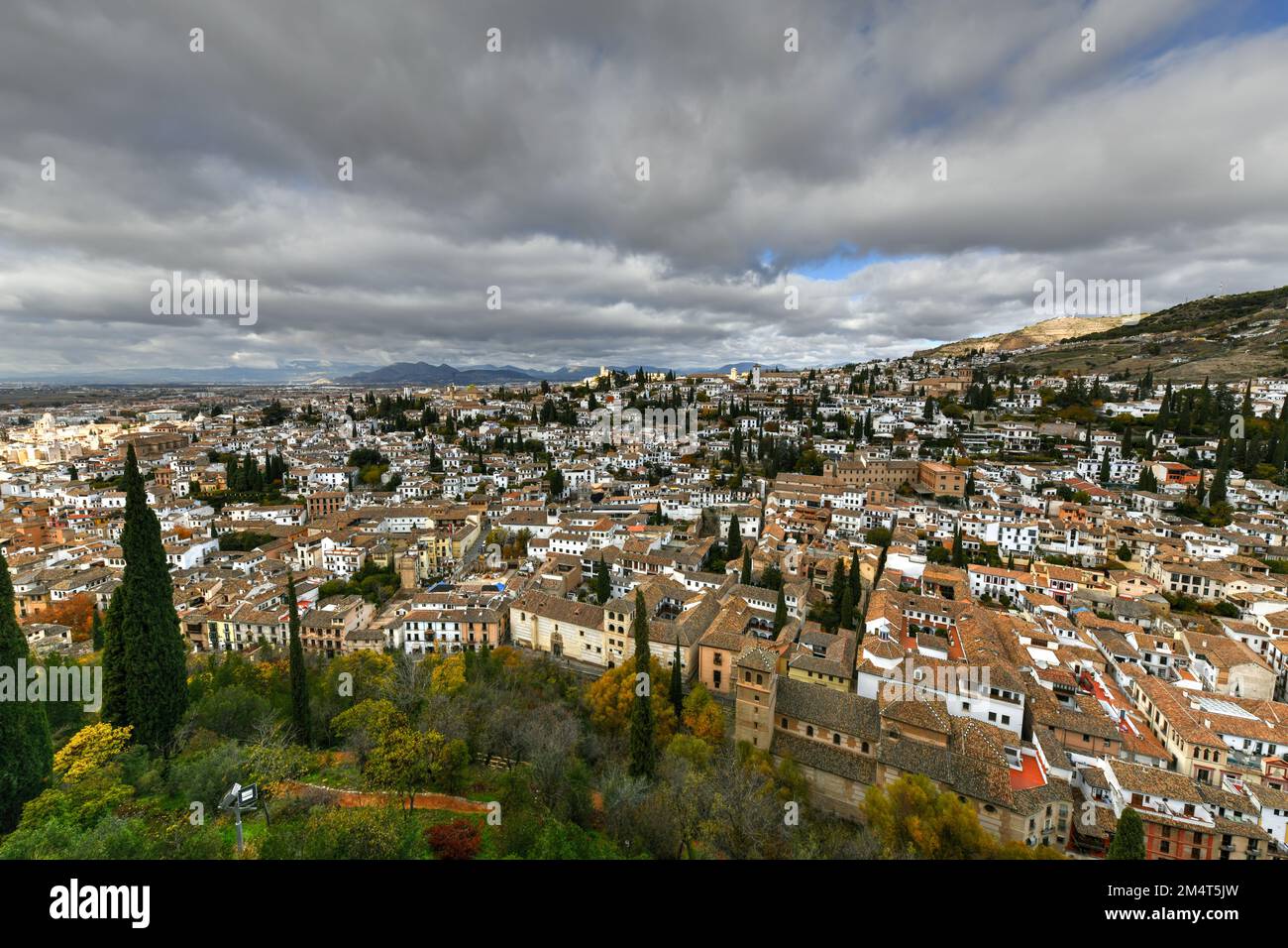 Panorama du quartier El Albaicin à Grenade, Andalousie, Espagne, illustrée de la Torre del Cubo Alacazaba dans la forteresse. Banque D'Images