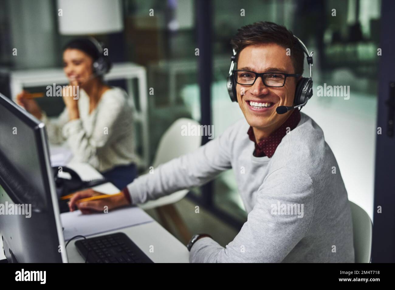Son but et notre devoir de vous aider. Portrait de jeunes agents de centre d'appels travaillant tard dans un bureau. Banque D'Images