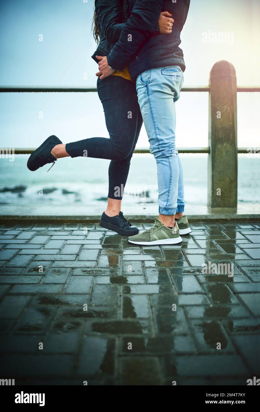 Pris dans l'instant. un jeune couple s'embrassant dans une journée romantique à l'extérieur. Banque D'Images