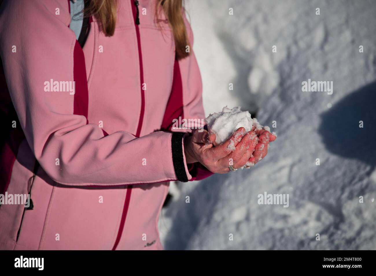 Section médiane d'une femme tenant un ballon de neige dans ses mains, Autriche Banque D'Images