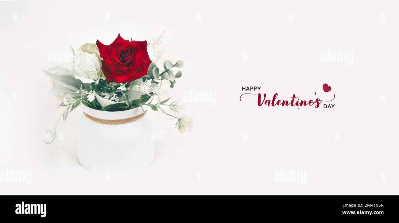 Rose rouge en pot avec fond blanc et décoré avec du texte, concept de bonne Saint Valentin Banque D'Images