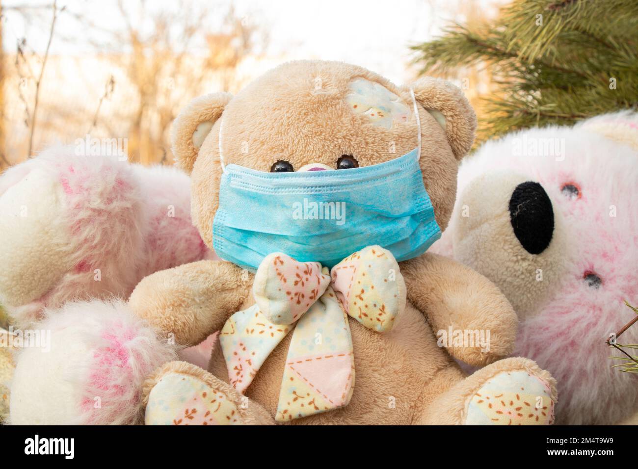 masque médical sur un ours en peluche en gros plan Banque D'Images