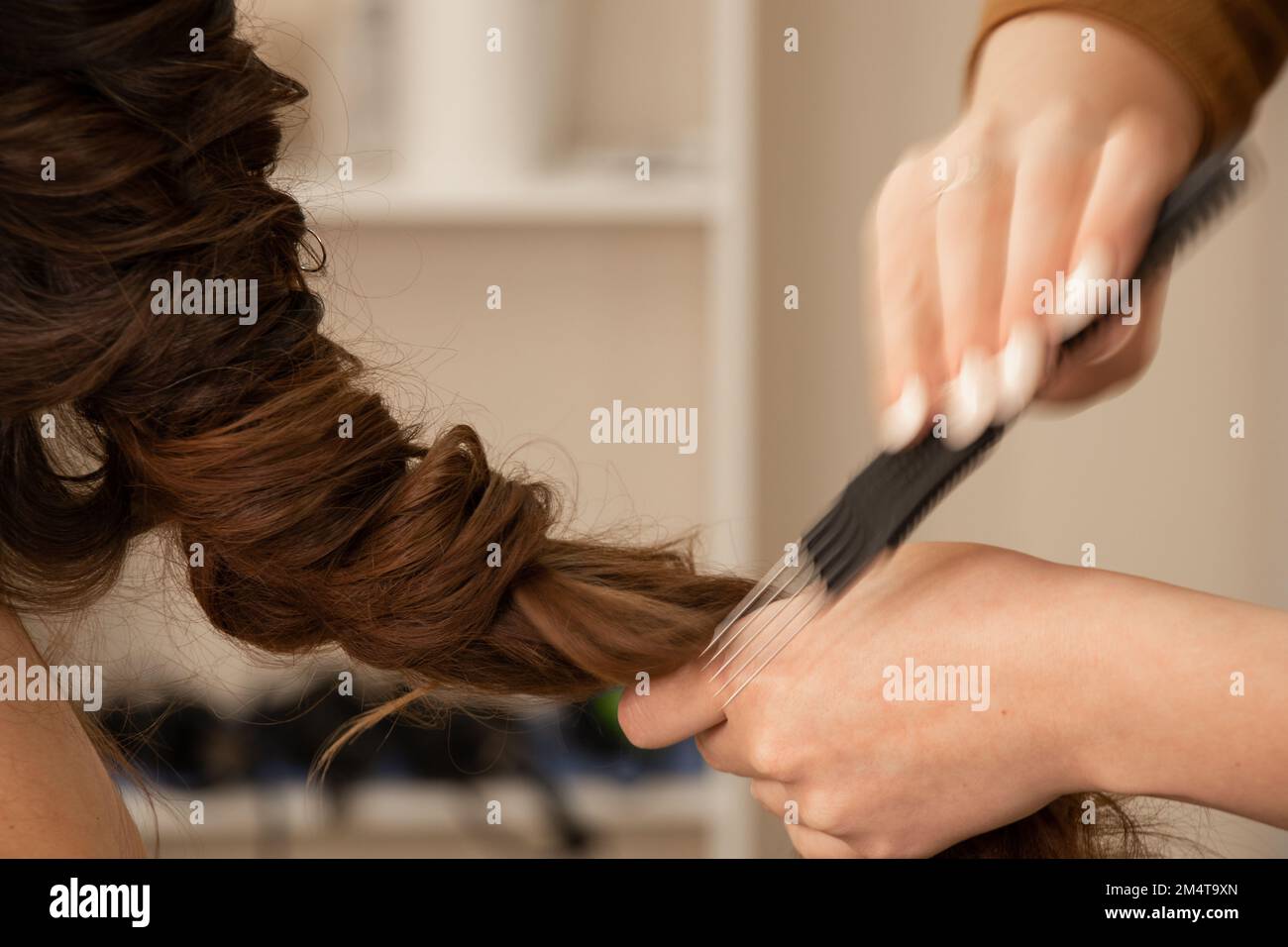 Gros plan de coiffure coiffure faisant la coiffure dans le salon de beauté de fille Banque D'Images