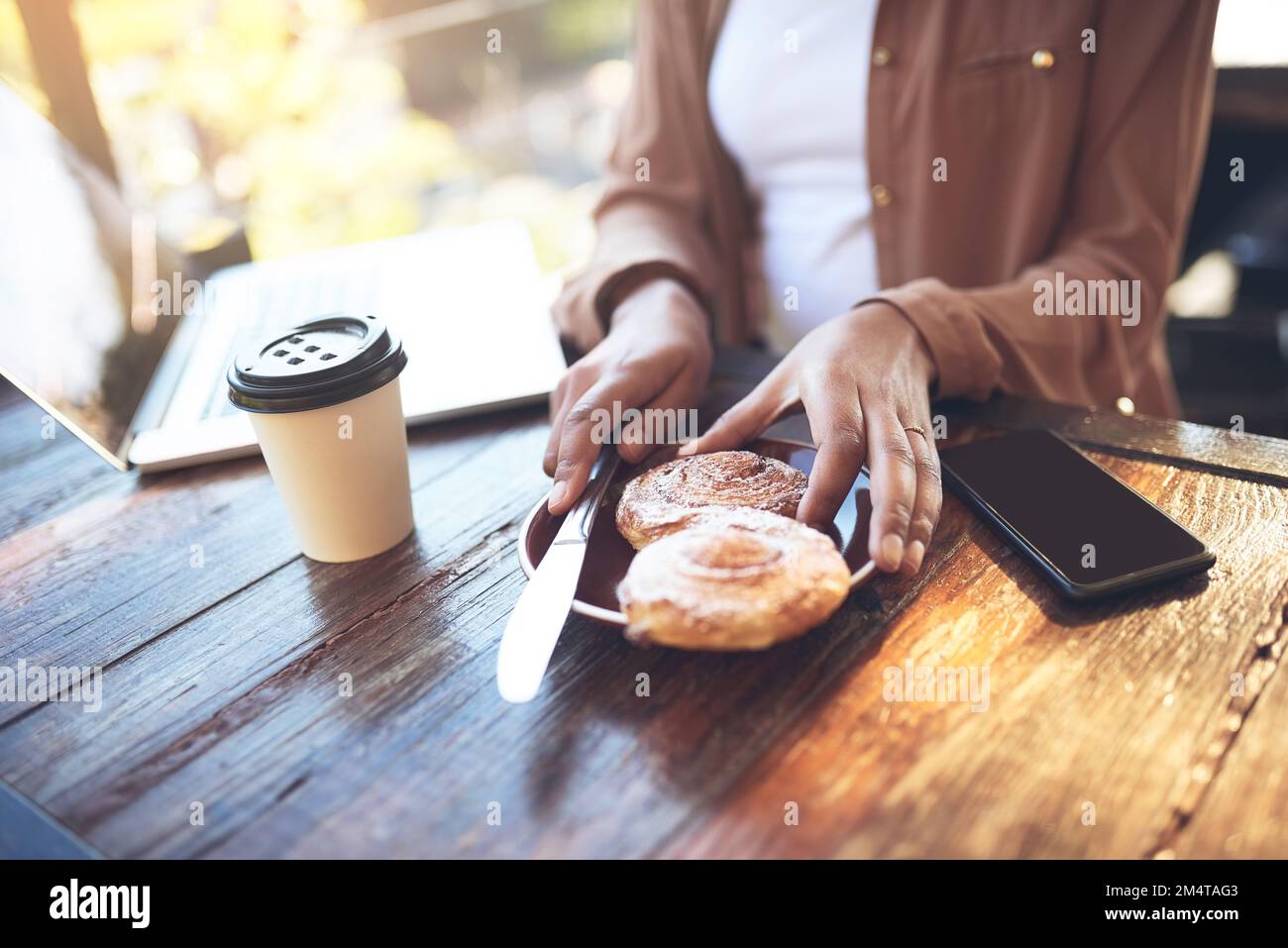 J'ai hâte de me déblailler. un client assis dans un café. Banque D'Images