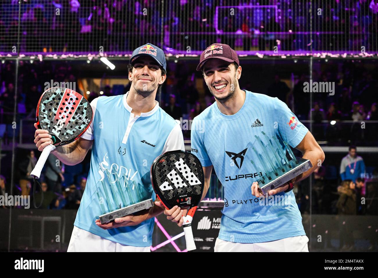 Juan Lebron d'Espagne avec Alejandro Galan d'Espagne pendant les prix de cerimonie la finale du premier Padel de Milan P1 2022 a célébré à Allianz Cloud sur 12 décembre 2022, à Milan, en Italie. Banque D'Images