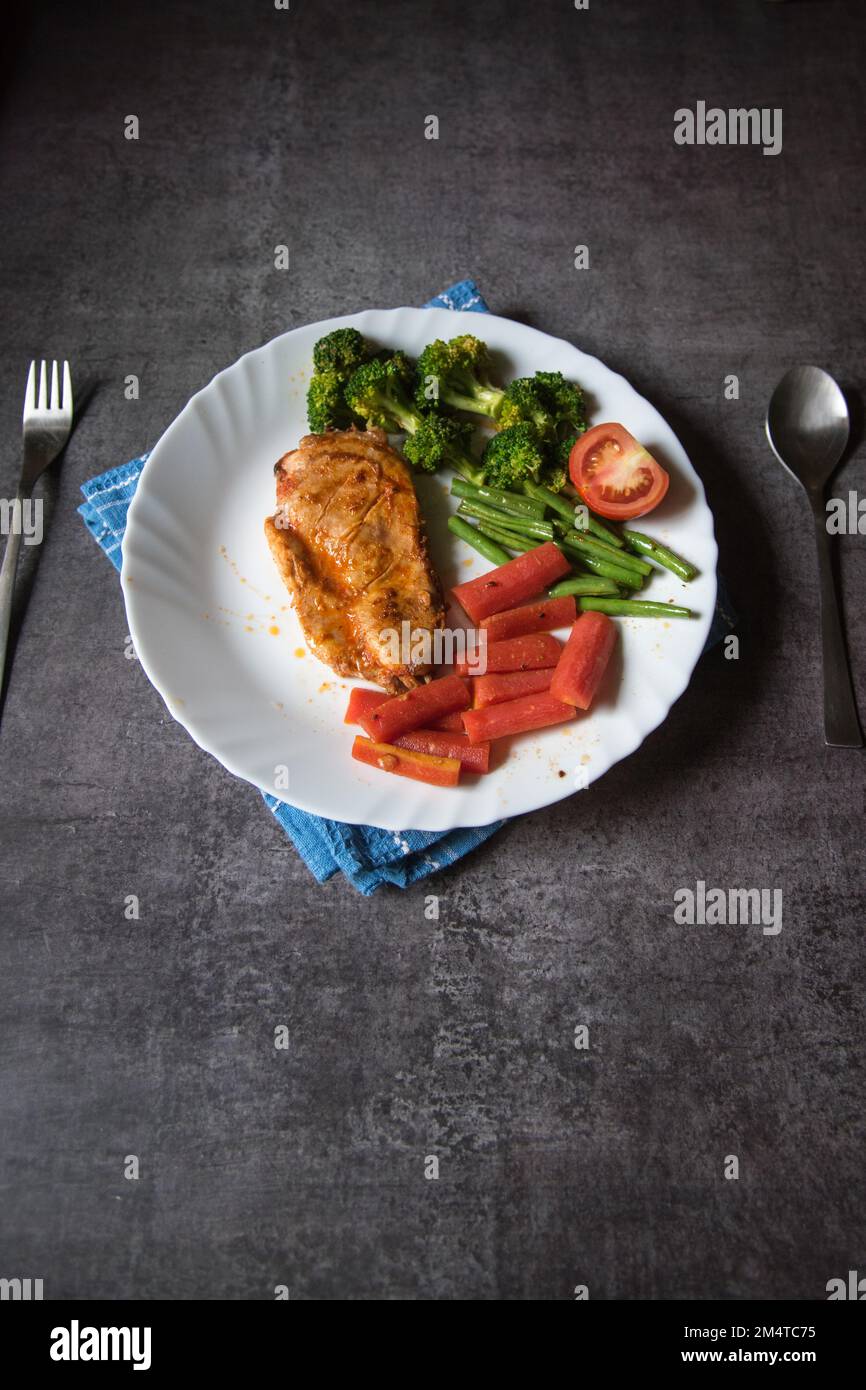 Plats continentaux, steak de poulet et légumes dans une assiette Banque D'Images