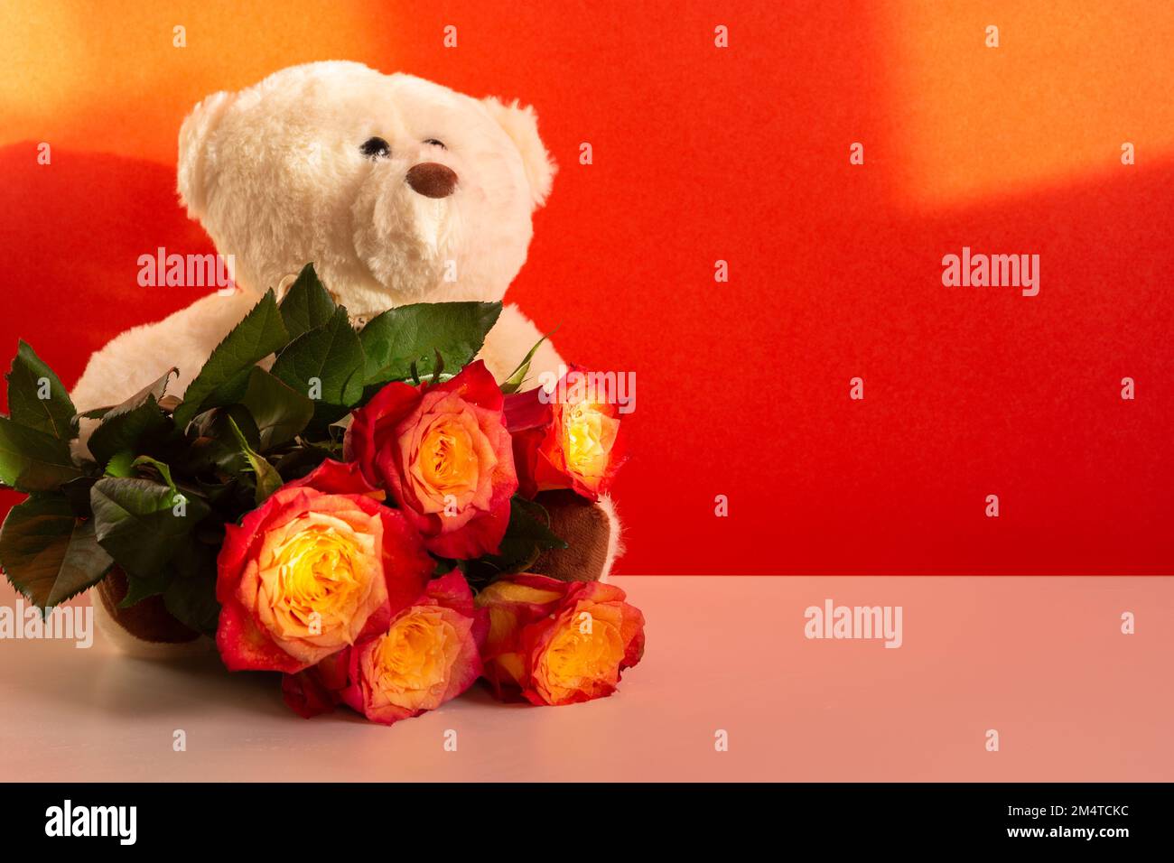 Ours en peluche de la rose. Le concept de l'humeur festive, la reconnaissance des sentiments et de l'amour. Cadeau d'anniversaire, anniversaire de bébé, Saint-Valentin, jour de mariage. Lumineux Banque D'Images