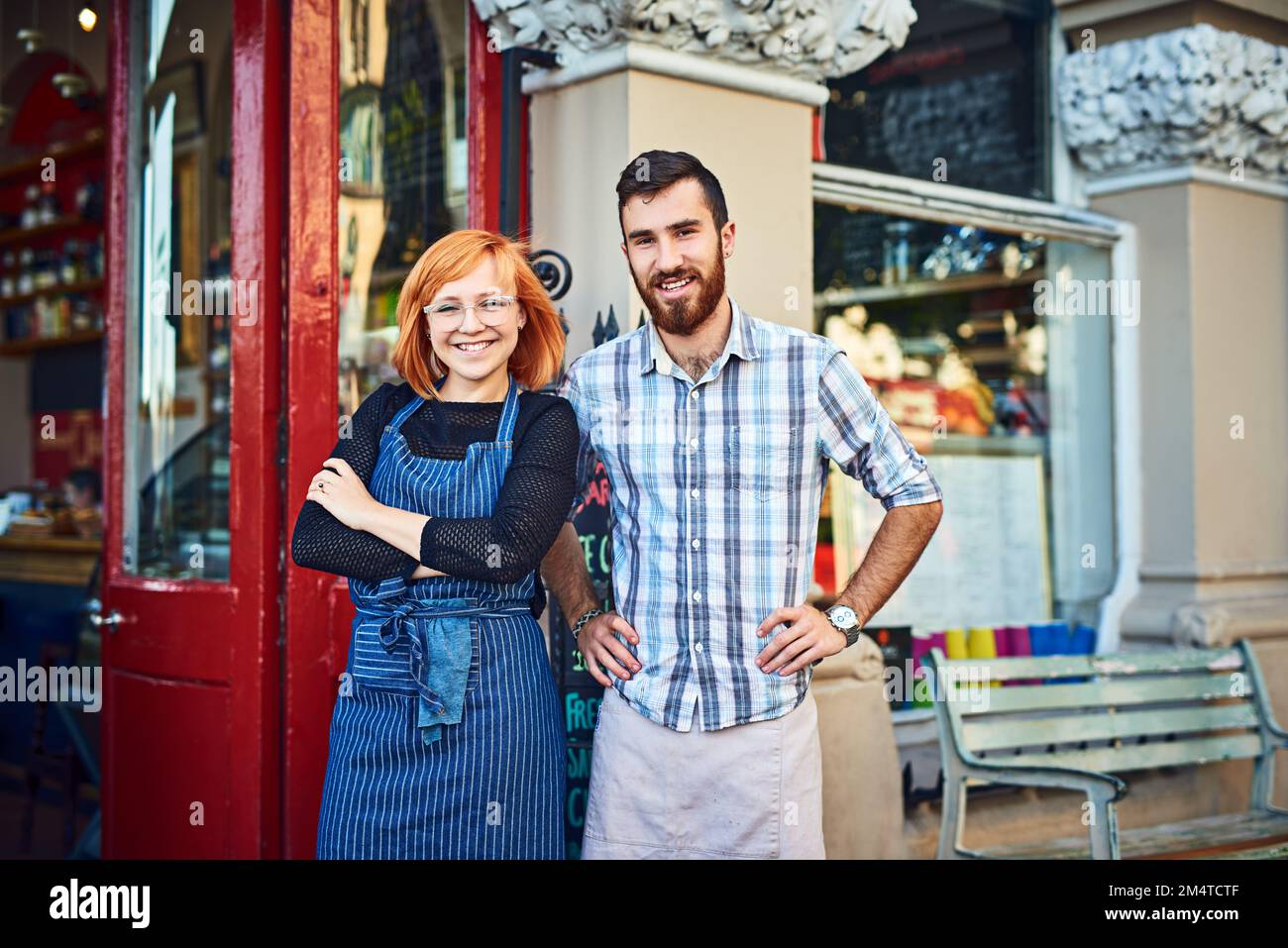 C'est difficile de manquer cet endroit. les copropriétaires se tenant devant leur café. Banque D'Images