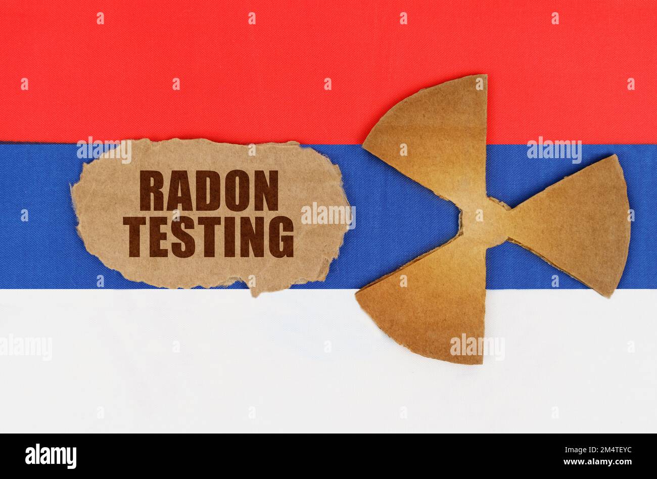 Le concept de l'industrie et de la radiation. Sur le drapeau de la Russie, le symbole de radioactivité et de carton déchiré avec l'inscription - radon Testing Banque D'Images