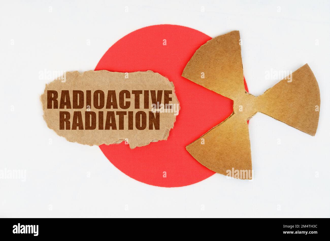 Le concept de l'industrie et de la radiation. Sur le drapeau du Japon, le symbole de radioactivité et de carton déchiré avec l'inscription - radioactive Radiati Banque D'Images