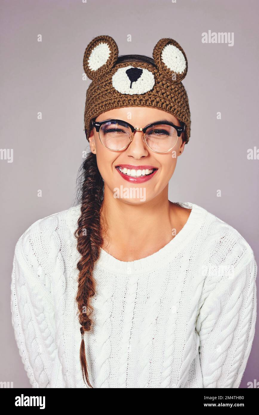 Parce qu'un peu de sens de l'humour va beaucoup. Photo studio d'une jeune  femme portant un bonnet en forme d'ours en peluche marron Photo Stock -  Alamy