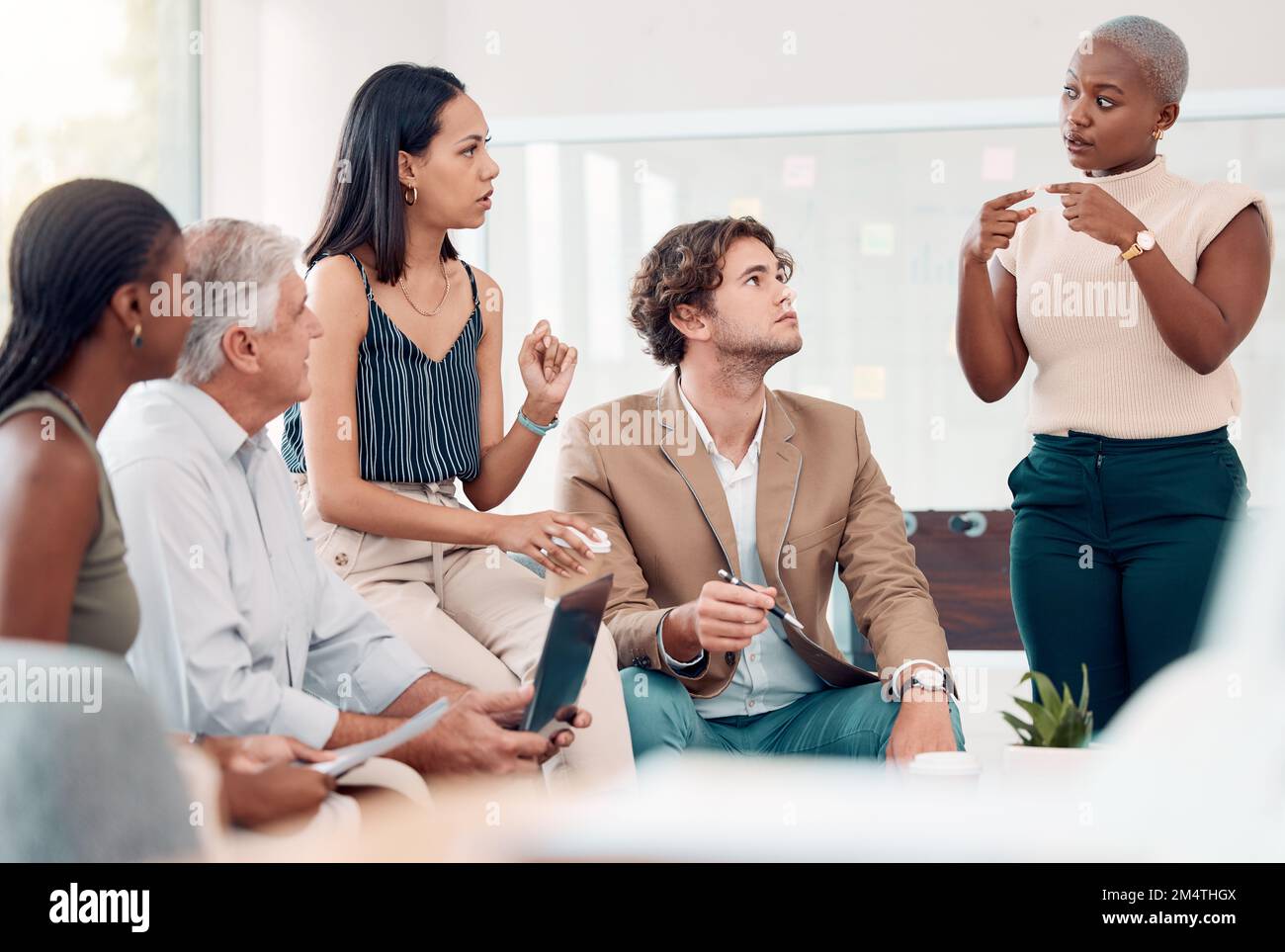 Réunions, discussions et gens d'affaires qui parlent sur le canapé pour la planification, le brainstorming d'idées et la stratégie de projet. Travail d'équipe, communication et travailleurs Banque D'Images