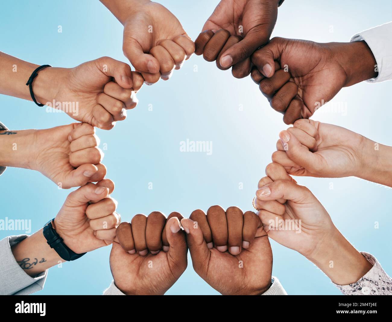 Les mains de poing, le cercle et le travail d'équipe des gens d'affaires pour la construction d'équipe avec l'extérieur sous angle. Ciel bleu, collaboration et soutien, unité ou Union de Banque D'Images